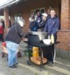 Jerslev Stadion. Der serveres masser af pølse